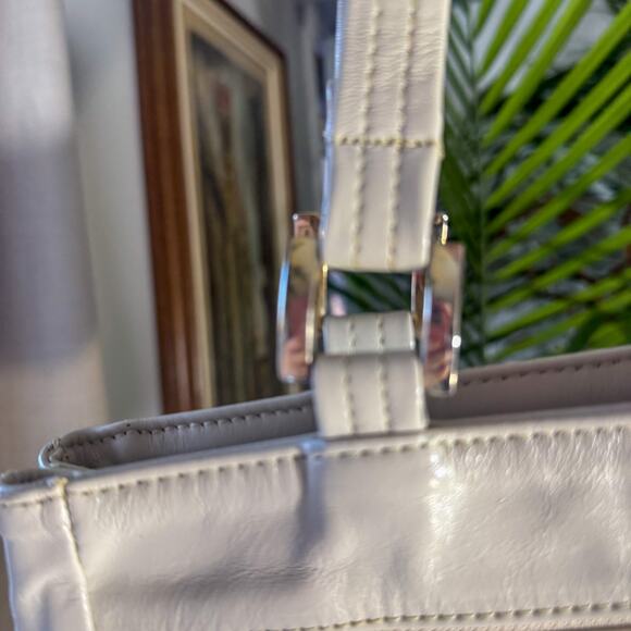 🤍 Vintage Y2K SAS White/Cream Leather Shoulder Bag w/ Dual Zip Pockets - Picture 4 of 10